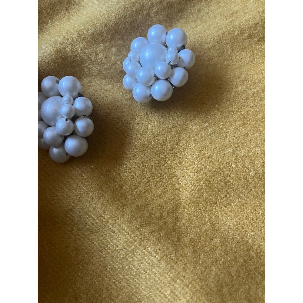 White graduated size Faux Pearl Circle Cluster Earrings Clip‎ On